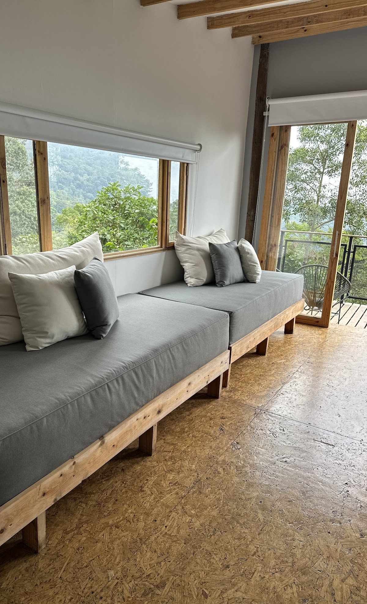 Daybeds by the windows with a view over the hills
